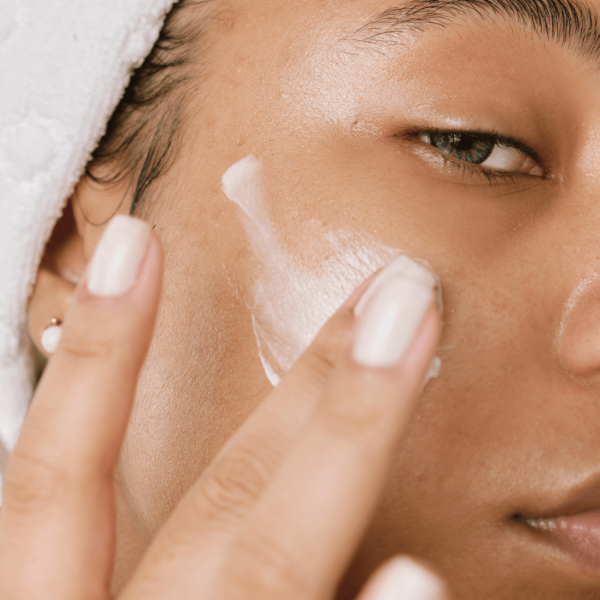 Crèmes de soins, formulées pour hydrater, nourrir et protéger la peau en répondant à divers besoins cutanés.