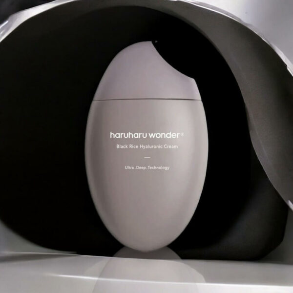 Haruharu Wonder Crème Hyaluronique Black Rice, crème hydratante à base de riz noir et d'acide hyaluronique, pour nourrir et revitaliser la peau en profondeur.