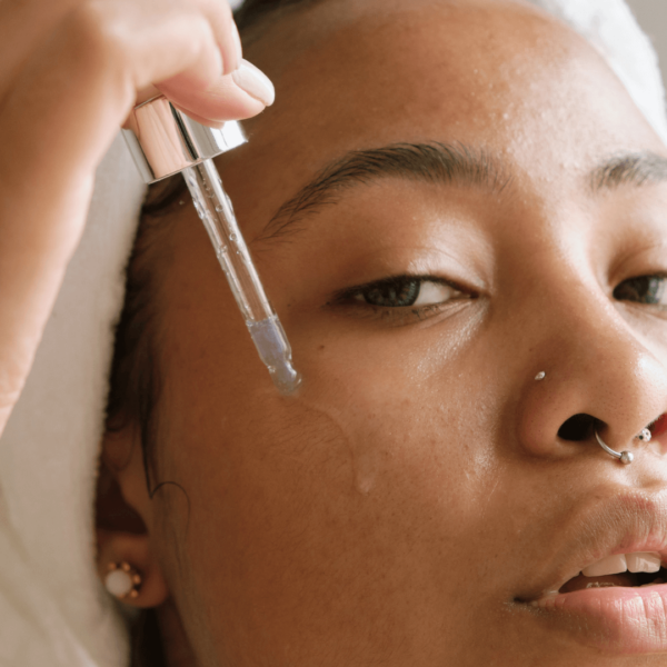Sérums de soins, conçus pour hydrater, revitaliser et nourrir la peau en profondeur.