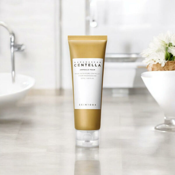 Skin1004 Madagascar Centella Ampoule Foam 125ml, nettoyant visage doux à la centella asiatica, conçu pour apaiser et purifier la peau tout en préservant son hydratation naturelle.