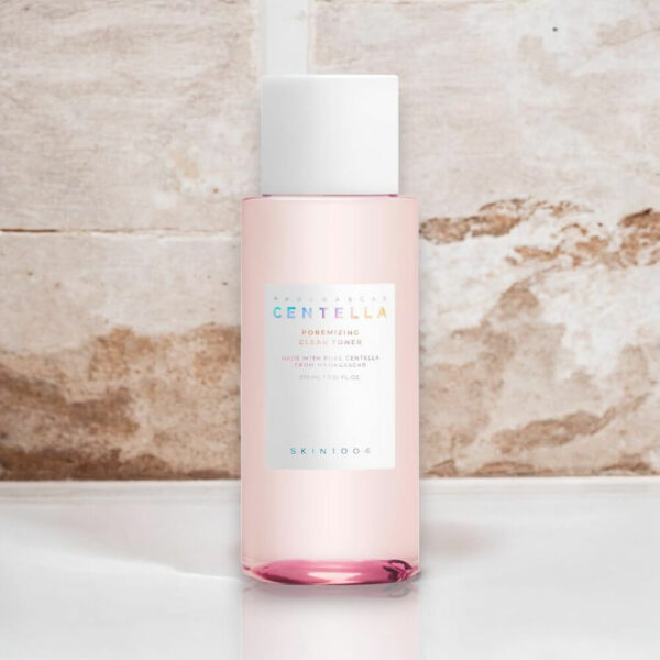 Skin1004 Madagascar Centella Poremizing Clear Toner 210ml, toner clarifiant à base de centella asiatica, qui aide à réduire les pores et à purifier la peau tout en maintenant son hydratation.