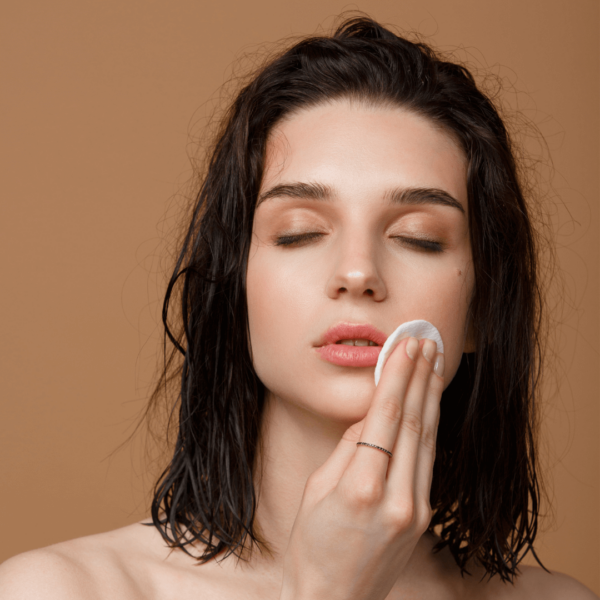 Toners et pads, conçus pour purifier et tonifier la peau, en apportant fraîcheur et équilibre avant l'application des soins.