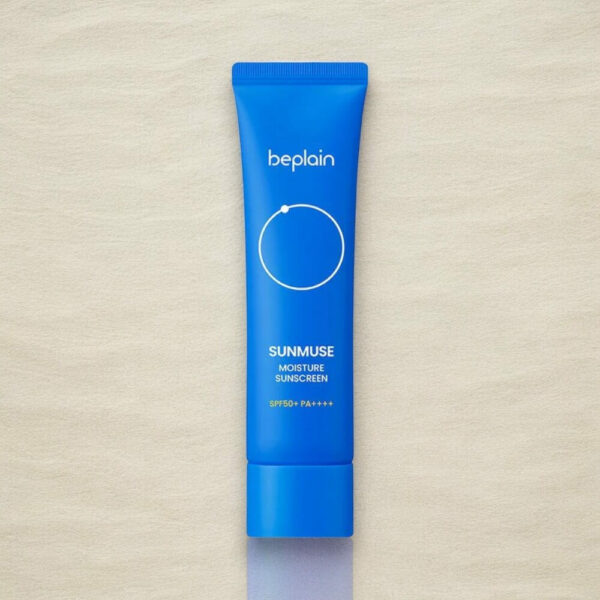 Tube de Beplain - Sunmuse Moisture Sunscreen SPF50+, crème solaire hydratante à la glycérine et au niacinamide, offrant une protection UVA/UVB et une finition douce sur fond sable.