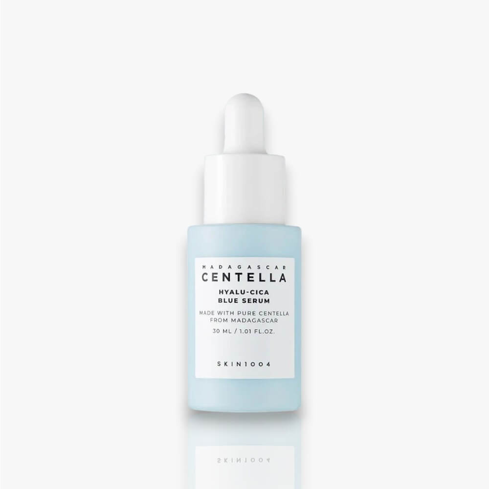 Bouteille de SKIN1004 Madagascar Centella Hyalu-Cica Blue Serum 50ml sur fond clair, sérum hydratant et apaisant à la Centella Asiatica et aux acides hyaluroniques.