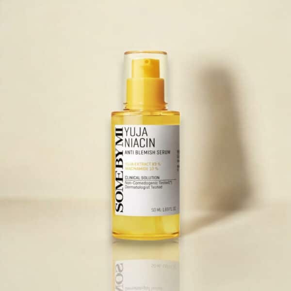 Bouteille de Some By Mi - Yuja Niacin Blemish Care Serum 50ml, sérum illuminateur et anti-taches à l’extrait de yuja, niacinamide et arbutine sur fond jaune.
